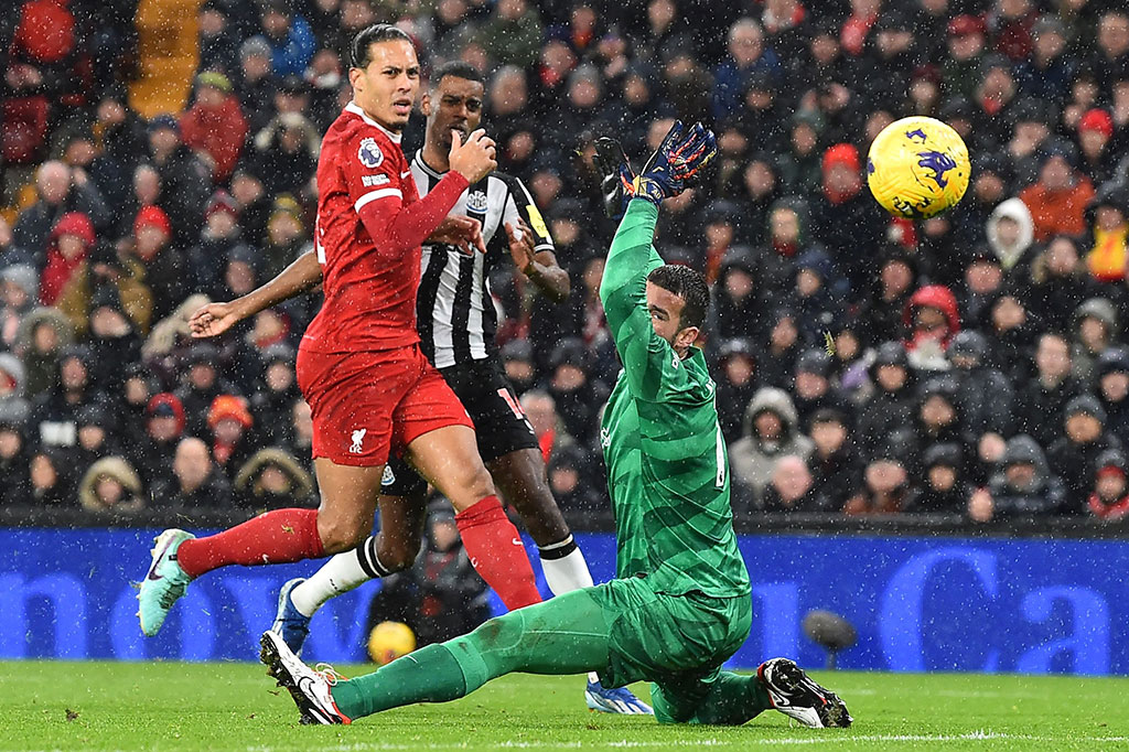 Keunggulan Liverpool hanya bertahan sampai menit ke-54. Anthony Gordon mengirim umpan terobosan kepada Alexander Isak, yang berlari di antara dua bek tengah Liverpool dan dengan leluasa menaklukkan kiper Alisson dengan penyelesaian ke sudut jauh gawang.