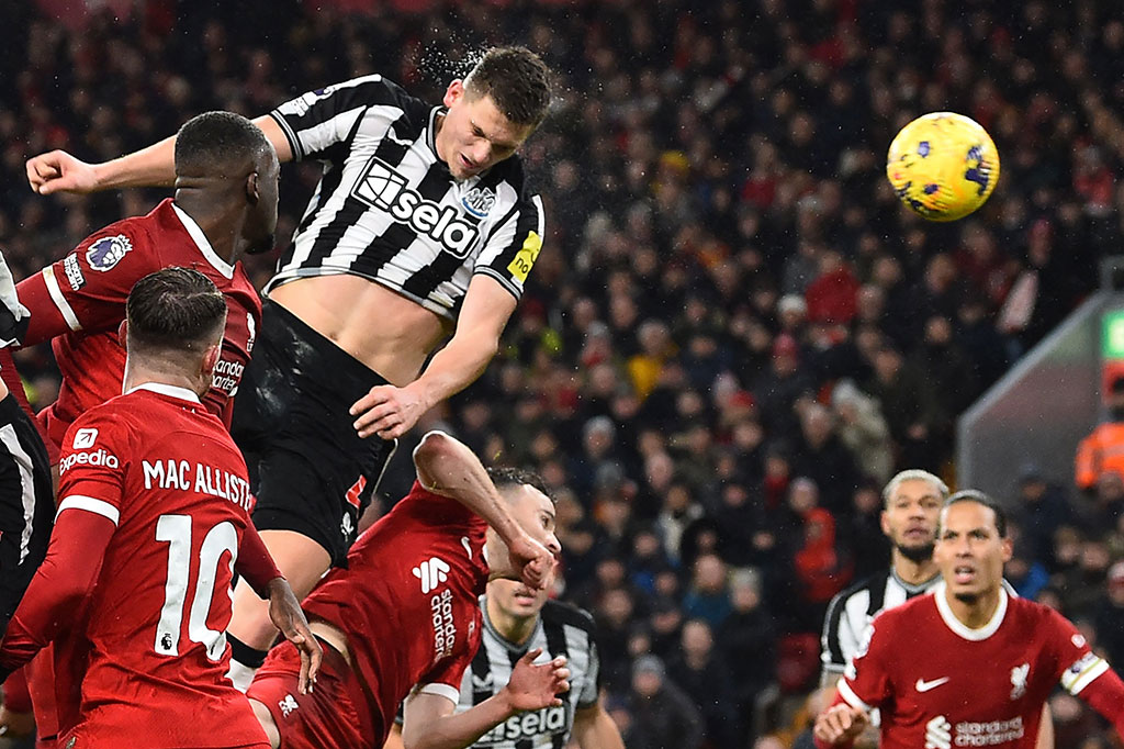 Newcastle sempat memperkecil ketertinggalan dan mengubah skor menjadi 3-2 pada menit ke-81. Dari situasi tendangan sudut, bola sepakan Sean Longstaff dapat ditanduk dengan sempurna oleh Sven Botman.