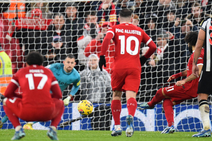 Liverpool memastikan kemenangan menjadi 4-2 lewat eksekusi penalti Salah pada menit ke-86, setelah sebelumnya Diogo Jota dilanggar Dubravka di kotak terlarang.