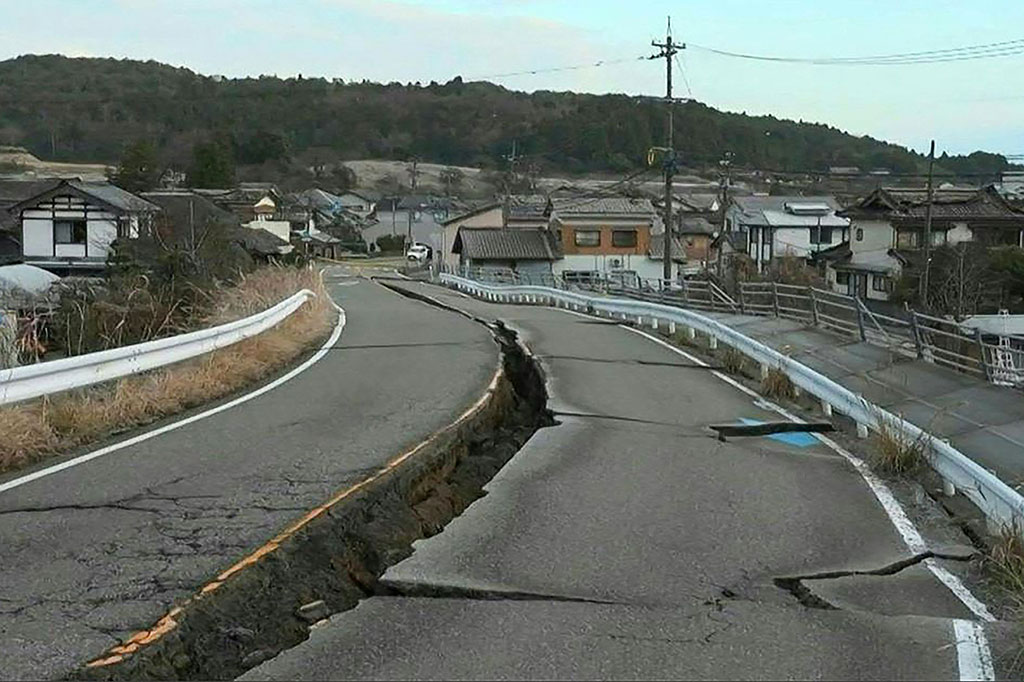 Pihak berwenang Jepang memperkirakan gempa tersebut berkekuatan M 7,6 dan mengatakan gempa tersebut adalah salah satu dari lebih dari 90 gempa yang mengguncang wilayah tersebut pada pukul 01.00 Selasa (16.00 GMT Senin).
