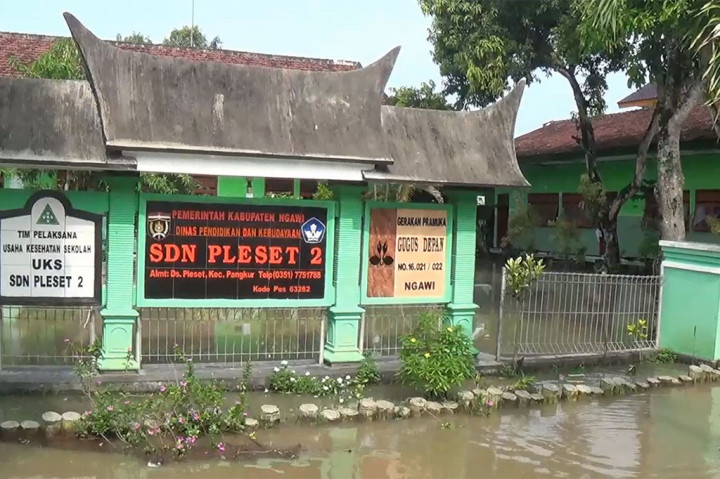 Sekolah Dasar Negeri Pleret 2 di Kabupaten Ngawi, Jawa Timur dikepung banjir pascahujan deras yang mengguyur dalam beberapa hari terakhir. Akibat sekolah dikepung banjir, aktivitas puluhan guru dan siswa menjadi terganggu.