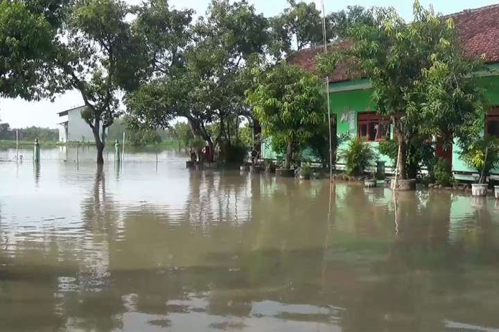 SDN Pleret 2 dikelilingi banjir, baik halaman sekolah maupun belakang, dengan ketinggian air sekitar 30 hingga 50 centimeter. Sedangkan semua ruangannya kini terancam banjir bila terjadi hujan deras kembali seperti beberapa tahun sebelumnya.