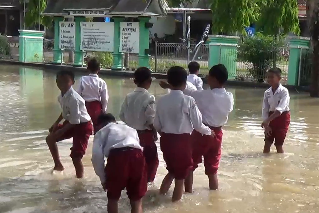 Saat ini puluhan siswa dan guru terpaksa harus membuka sepatunya ketika hendak masuk ke dalam ruangan kelas dan kantor. Hal itu dilakukan agar ruangan tersebut tidak kotor dan licin.