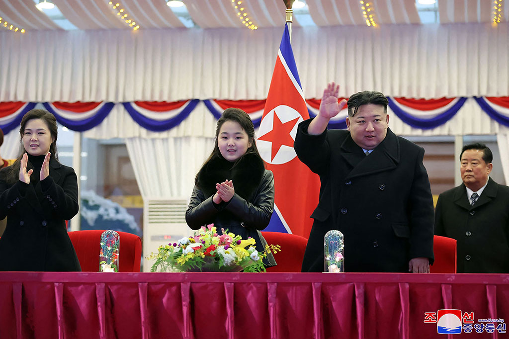 Pemimpin Korea Utara Kim Jong Un merayakan Malam Tahun Baru dengan menonton pertunjukan grup seni di Stadion 1 Mei, Pyongyang, ditemani putri dan istrinya, Senin, 1 Januari 2024 dini hari waktu setempat.