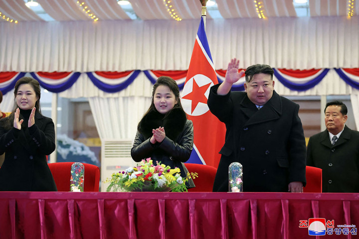 Pemimpin Korea Utara Kim Jong Un merayakan Malam Tahun Baru dengan menonton pertunjukan grup seni di Stadion 1 Mei, Pyongyang, ditemani putri dan istrinya, Senin, 1 Januari 2024 dini hari waktu setempat.
