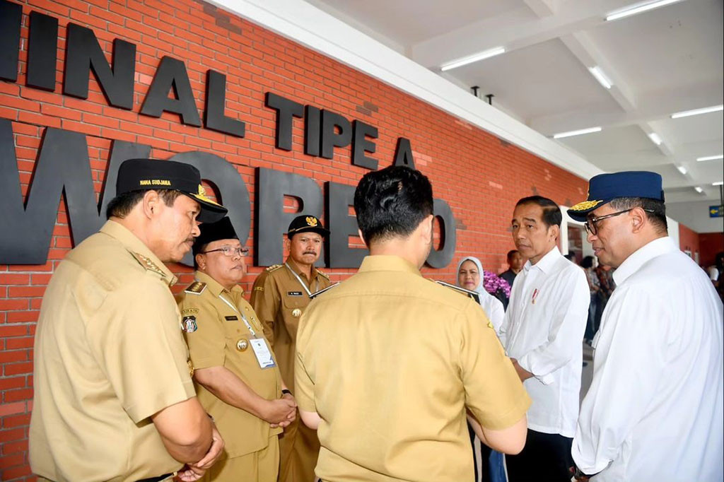 Presiden Joko Widodo mengapresiasi telah selesainya pembangunan empat terminal penumpang tipe A di Pulau Jawa. Keempat terminal tersebut yaitu Terminal Purworejo di Kabupaten Purworejo, Terminal Mendolo di Kabupaten Wonosobo, Terminal Purboyo di Kota Madiun, dan Terminal Patria di Kota Blitar.