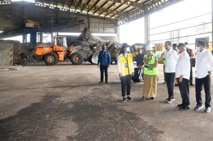 Presiden Joko Widodo mengunjungi Tempat Pengolahan Sampah Terpadu (TPST) Refused Derived Fuel (RDF) Cilacap di Kabupaten Cilacap, Provinsi Jawa Tengah, pada Selasa, 2 Januari 2024. Kunjungan Presiden ke TPST tersebut adalah untuk mengecek proses pengolahan sampah menjadi produk bahan bakar.