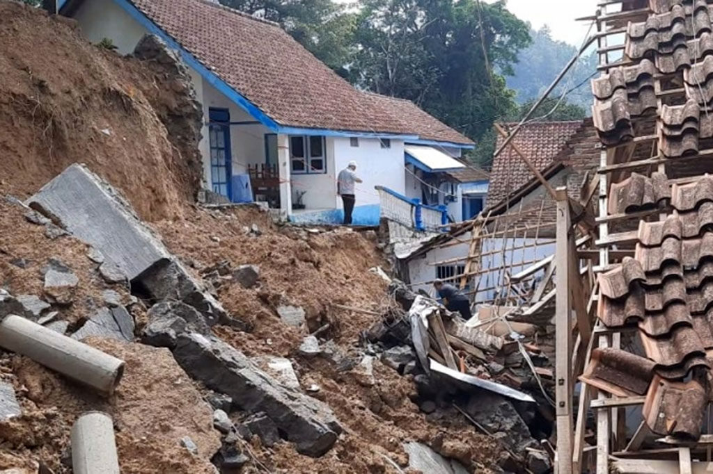 Kegiatan belajar mengajar (KBM) di sekolah yang berada di lereng Lawu utara itu, mulai Selasa, 2 Januari, terpaksa diliburkan hingga batas waktu yang belum ditentukan.