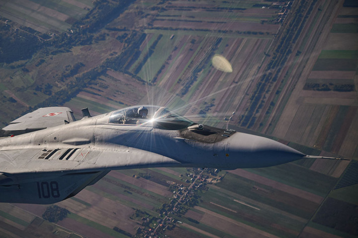 Ada keraguan awal mengenai apakah rudal tersebut berasal dari Rusia, sehingga meningkatkan kekhawatiran bahwa NATO dapat terlibat langsung dalam perang tersebut karena negara anggota Polandia dilindungi oleh perjanjian pertahanan kolektif aliansi tersebut. Polandia mengirim jet F-16 ke perbatasan setelah serangan Rusia di Ukraina.