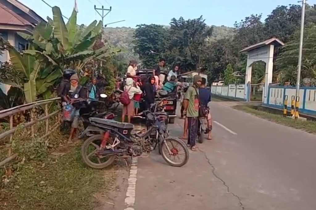 Gunung Lewotobi Laki-Laki di provinsi Nusa Tenggara Timur telah meletus beberapa kali dalam beberapa minggu terakhir, termasuk letusan pada hari Senin yang memuntahkan abu vulkanik 1,5 kilometer (4.800 kaki) di atas puncaknya, menurut Pusat Vulkanologi dan Mitigasi Bencana Geologi (PVMBG) .
