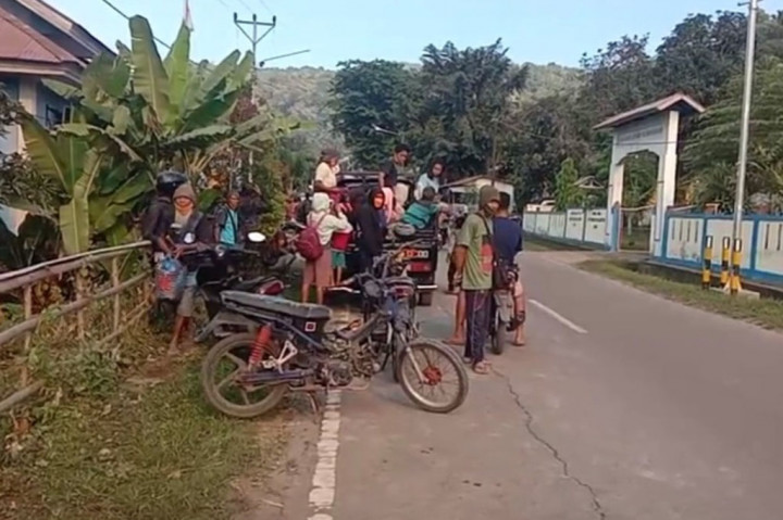 Gunung Lewotobi Laki-Laki di provinsi Nusa Tenggara Timur telah meletus beberapa kali dalam beberapa minggu terakhir, termasuk letusan pada hari Senin yang memuntahkan abu vulkanik 1,5 kilometer (4.800 kaki) di atas puncaknya, menurut Pusat Vulkanologi dan Mitigasi Bencana Geologi (PVMBG) .