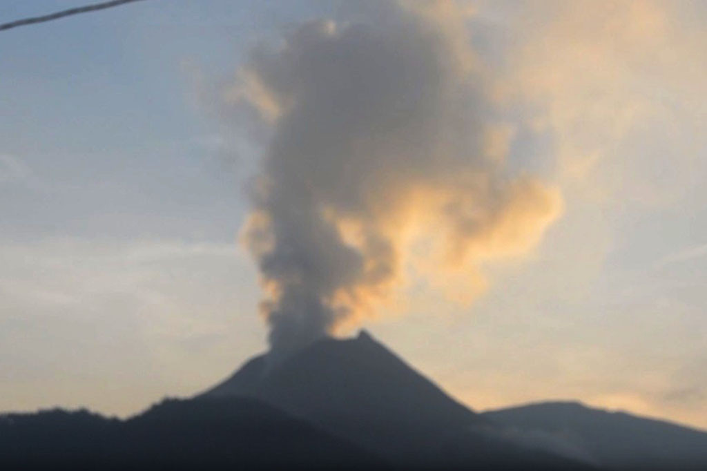 Abu vulkanik dari letusan baru-baru ini telah berdampak pada dua kecamatan di dekat gunung Lewotobi Laki-Laki, menyebabkan lebih dari 2.200 warga mengungsi ke tempat penampungan sementara yang didirikan oleh pemerintah setempat, Benediktus Bolibapa Herin, seorang pejabat kabupaten Flores Timur, mengatakan kepada AFP pada hari Selasa.