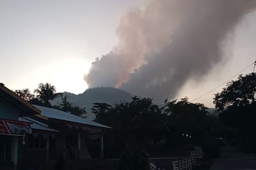 Lebih dari 2.000 warga telah dievakuasi ke tempat penampungan sementara di tengah meningkatnya aktivitas sebuah gunung berapi di Indonesia bagian timur, kata seorang pejabat setempat pada Selasa, 2 Januari 2024.