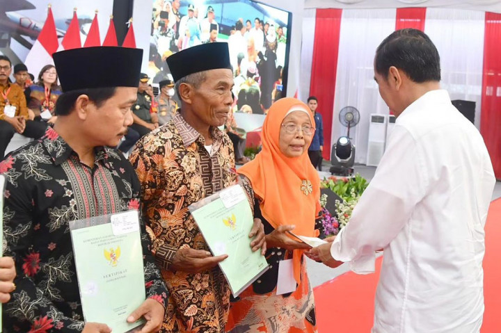 Dengan telah dipegangnya sertifkat tersebut, Presiden mempersilakan kepada masyarakat apabila sertifikat tersebut akan dipergunakan untuk keperluan lain.