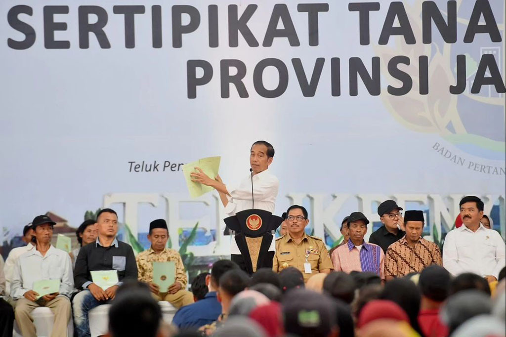 Dalam sambutannya, Presiden Jokowi menyampaikan bahwa sertifikat yang diberikan merupakan bukti secara hukum atas tanah yang dimiliki.