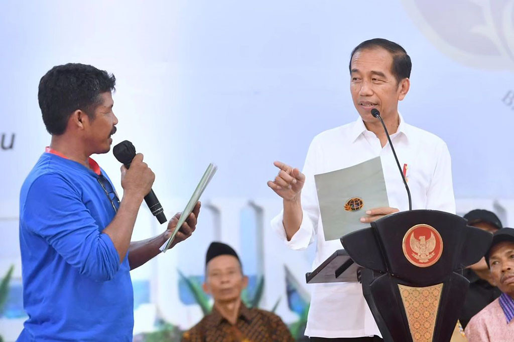 Presiden Joko Widodo menyerahkan 2.000 sertifikat tanah untuk rakyat pada Selasa, 2 Januari 2024, di Gedung Tenis Indoor Premium Pertamina, Kabupaten Cilacap, Provinsi Jawa Tengah.