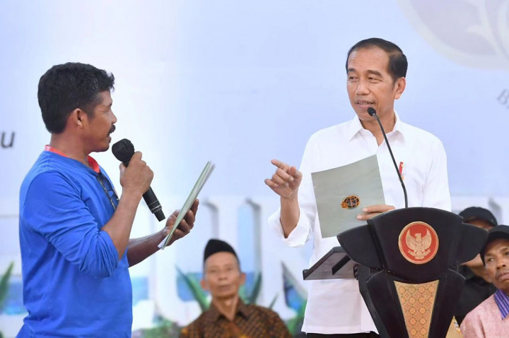 Presiden Joko Widodo menyerahkan 2.000 sertifikat tanah untuk rakyat pada Selasa, 2 Januari 2024, di Gedung Tenis Indoor Premium Pertamina, Kabupaten Cilacap, Provinsi Jawa Tengah.