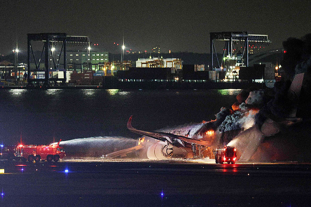 Sebuah pesawat Japan Airlines terbakar di landasan Bandara Haneda Tokyo pada hari Selasa, 2 Januari 2024 setelah bertabrakan dengan pesawat penjaga pantai, kata laporan televisi.