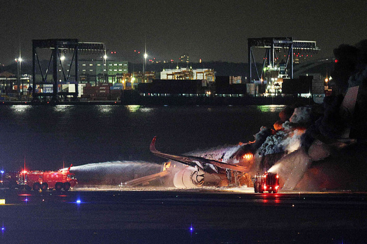 Sebuah pesawat Japan Airlines terbakar di landasan Bandara Haneda Tokyo pada hari Selasa, 2 Januari 2024 setelah bertabrakan dengan pesawat penjaga pantai, kata laporan televisi.