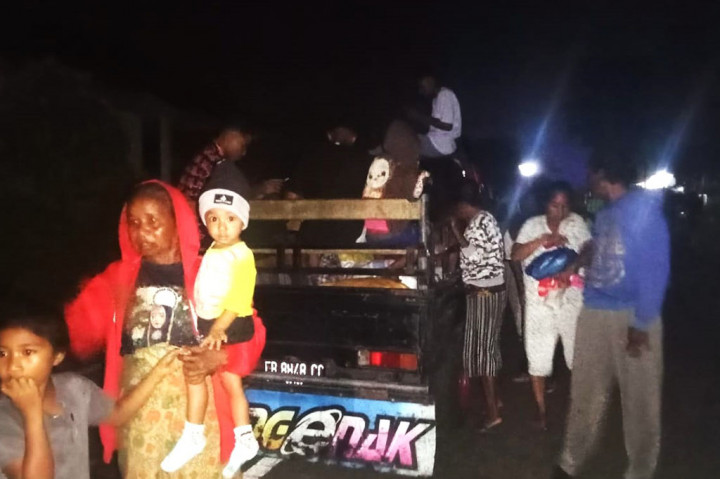 Para pengungsi berasal dari desa-desa yang terdampak letusan yakni Boru, Hokeng Jaya, Klantanlo, dan Nawokote,