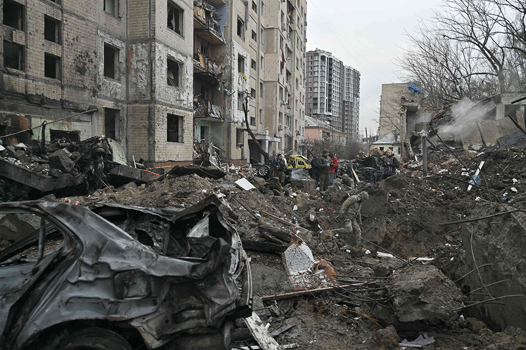 Rusia pada hari Selasa, 2 Januari 2024 menghujani rudal di dua kota utama Ukraina, menewaskan empat orang dan melukai puluhan lainnya, sementara 250.000 konsumen di wilayah ibu kota kehilangan aliran listrik dalam suhu yang mendekati titik beku.