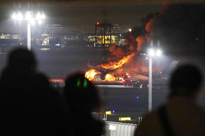 Lima orang tewas, Selasa, 2 Januari 2023 ketika pesawat penjaga pantai yang mereka tumpangi bertabrakan dengan pesawat penumpang Japan Airlines di Bandara Haneda, Tokyo. Tabrakan mengakibatkan pesawat mengalami kebakaran hebat.