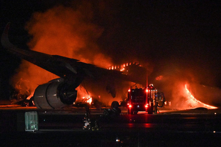 Seluruh 379 penumpang dan awak pesawat yang terbakar telah dievakuasi dengan selamat, kata Menteri Transportasi Jepang Tetsuo Saito kepada wartawan.