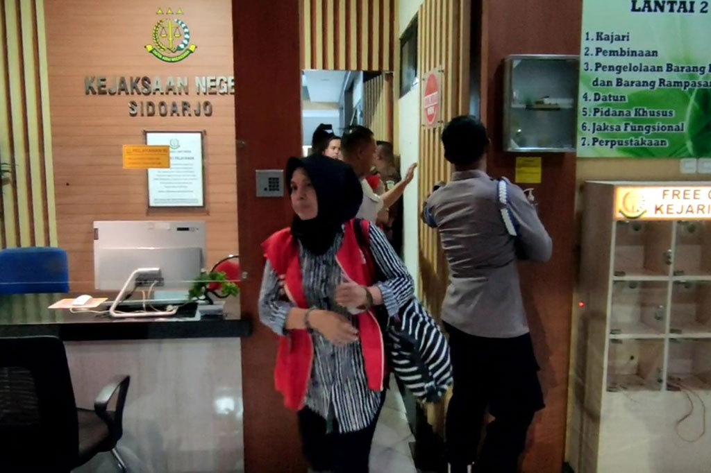 Penyidik Kejaksaan Negeri (Kejari) Sidoarjo, Selasa, 2 Januari 2024, menahan tiga pegawai Perusahaan Umum Daerah (Perumda) Delta Tirta (PDAM) terkait dugaan korupsi yang merugikan negara Rp6,1 miliar.