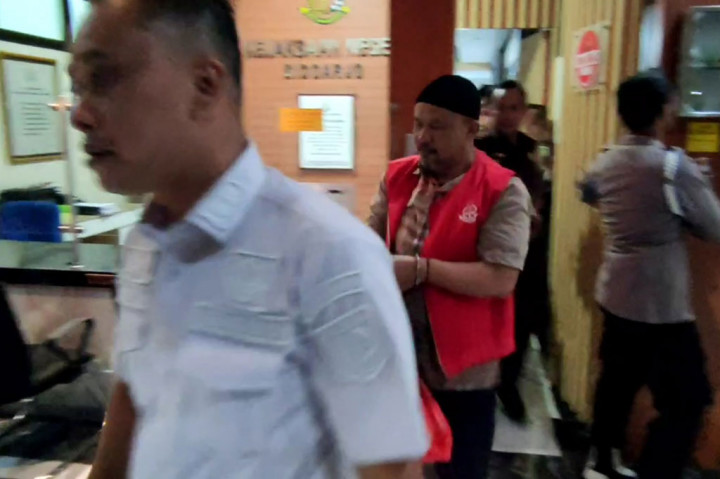 Ketiga tersangka tersebut adalah SLT, JRH dan SH. SLT adalah Kepala Bagian Umum Perumda Delta Tirta yang juga Ketua Koperasi Pegawai Republik Indonesia (KPRI) Delta Tirta. Tersangka JRH adalah Bendahara KPRI Delta Tirta dan SH adalah Kepala Seksi Pasang Baru Sambungan Rumah/Sambungan Langsung KPRI Delta Tirta.