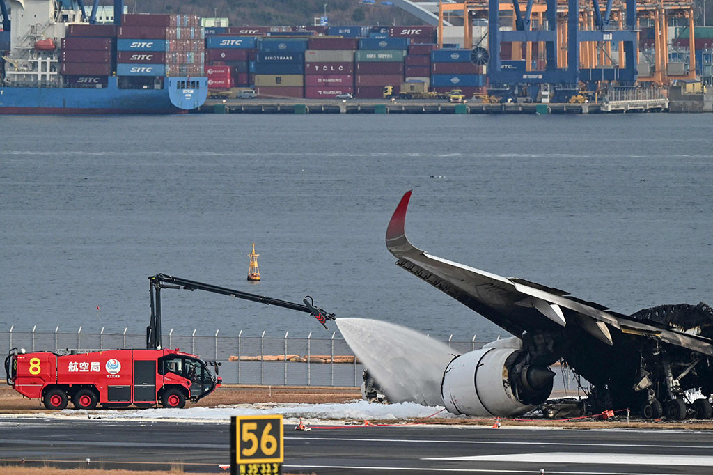 Penyelidik Jepang pada hari Rabu, 3 Januari 2024 menyelidiki tabrakan yang hampir menimbulkan bencana di Bandara Haneda Tokyo antara sebuah pesawat penjaga pantai dan sebuah jet penumpang yang menurut para eksekutif maskapai penerbangan telah diberi izin untuk mendarat.