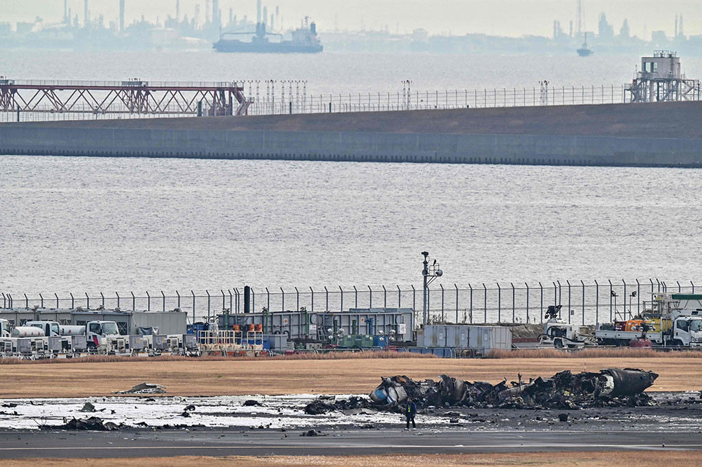 Kapten pesawat penjaga pantai yang membawa bantuan ke zona gempa pada Hari Tahun Baru adalah satu-satunya yang selamat tetapi menderita luka serius.