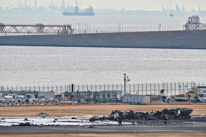 Kapten pesawat penjaga pantai yang membawa bantuan ke zona gempa pada Hari Tahun Baru adalah satu-satunya yang selamat tetapi menderita luka serius.