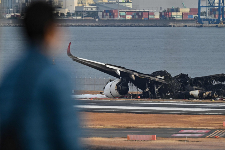 Lima orang di pesawat penjaga pantai tewas, namun seluruh penumpang dan awak yang berjumlah 379 orang berhasil menyelamatkan diri melalui perosotan darurat beberapa menit sebelum Japan Airlines Airbus dilalap api pada Selasa, 2 Januari 2024 malam.
