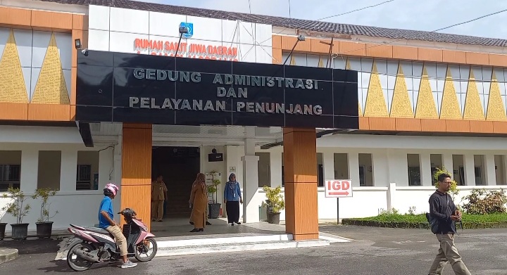 Ribuan honorer di Pulau Bangka menyerbu Rumah Sakit Jiwa (RSJ) Samsi Jakobalis Provinsi Bangka Belitung (Babel) di kota Sungailiat.