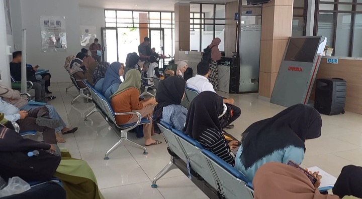 Ribuan honorer tersebut datang ke RSJ bukan untuk menggelar aksi demo. Tetapi mengurus surat keterangan kejiwaan dan bebas Narkoba, untuk keperluan kelengkapan dokumen setelah di nyatakan lolos tes Pegawai Pemerintah dengan Perjanjian Kerja (P3K) belum lama ini.