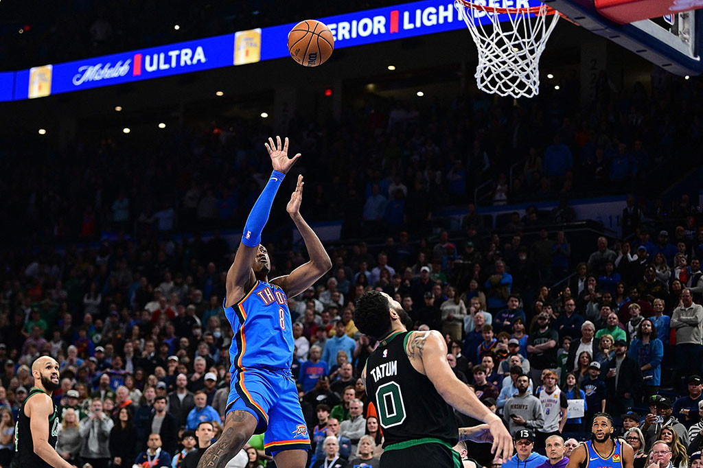 Perolehan poin Gilgeous-Alexander berasal dari 14 dari 22 tembakannya, dengan point guard berbakat itu menambahkan delapan rebound dan enam assist pada malam ketika lima pemain Thunder mencetak dua digit di Paycom Center Kota Oklahoma.