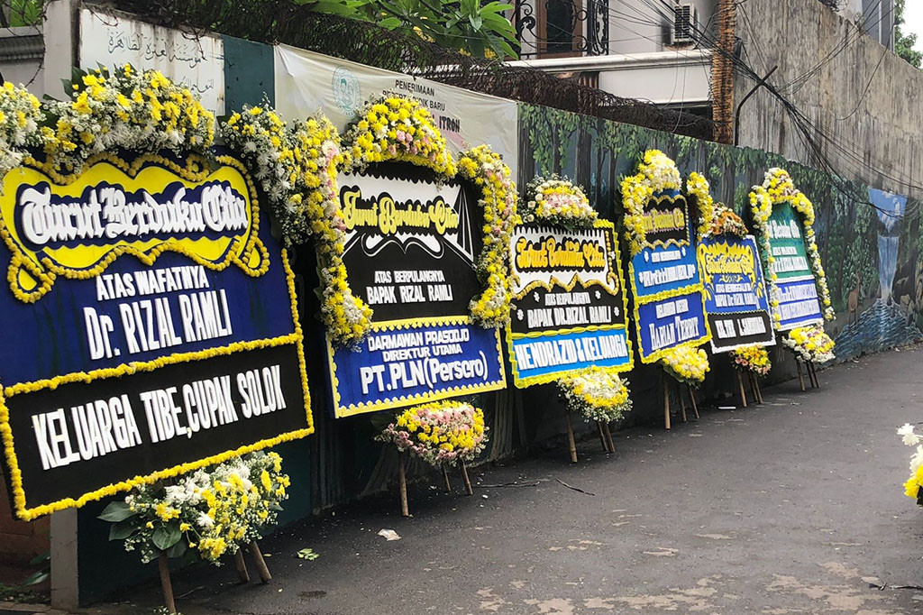 Pantauan Medcom.id hingga pukul 12.00 WIB, jalan di sekitar rumah duka dipadati mobil dan motor dari dua arah. Beberapa penumpang di antaranya turun untuk melayat.