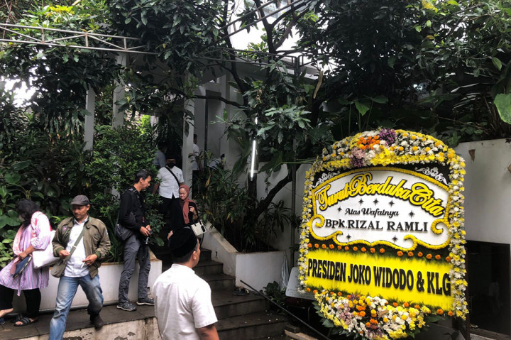 Sejumlah tokoh sempat hadir ke rumah duka. Mulai dari Menteri Pariwisata dan Ekonomi Kreatif Sandiaga Uno, Wakil Presiden ke-10 dan ke-12 Jusuf Kalla, hingga mantan Menteri Perencanaan dan Pembangunan Nasional Sofyan Djalil.