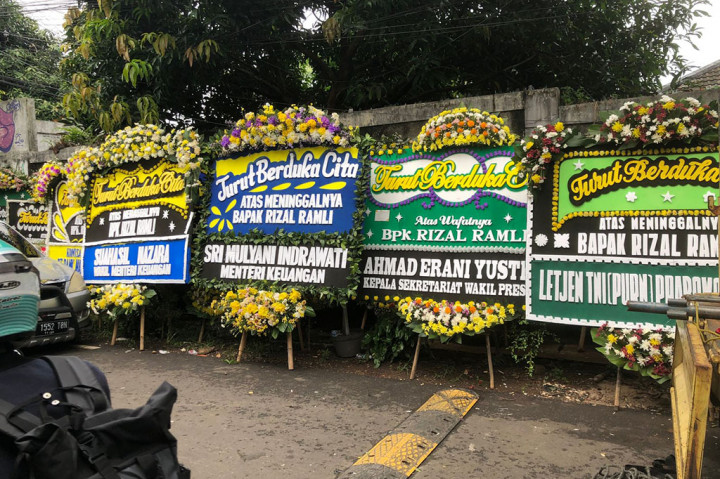 Jumlah pelayat di rumah duka ekonom senior Rizal Ramli silih berganti. Karangan bunga dari berbagai tokoh terus berdatangan.