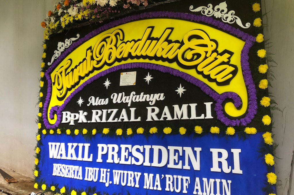 Beberapa karangan bunga juga tampak mulai dari Presiden Joko Widodo, Wakil Presiden Ma’ruf Amin, Menteri Keuangan Sri Mulyani, hingga calon presiden nomor urut 1 Anies Baswedan.