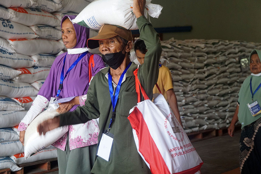 Presiden Joko Widodo menyalurkan bantuan pangan cadangan beras pemerintah untuk 1.000 warga yang dipusatkan di Gudang Bulog Klahang, Sokaraja, Banyumas, Jawa Tengah, pada Rabu, 3 Januari 2024. Jumlah bantuan yang disalurkan untuk warga sebanyak 10 kilogram (kg) setiap bulannya mulai Januari, Februari dan Maret.