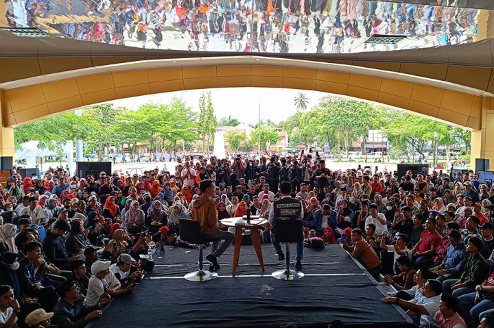 Setelah berdialog dengan para pendukungnya, Anies melanjutkan agenda kampanye ke Sawah Solok Padang Lindang, lalu bertemu para simpatisan di Gedung Olahraga Tanjung Paku, Kota Solok.