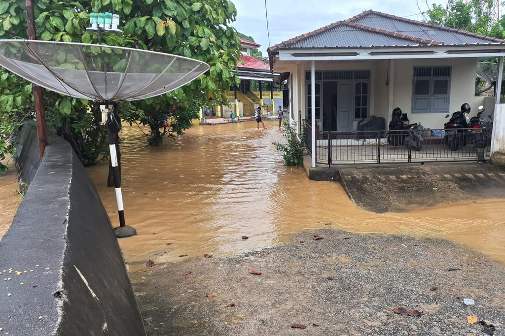 Hujan lebat dan pasang air laut yang terjadi sejak Rabu, 3 Januari 2024 pagi tadi menyebabkan jalan dan pemukiman warga di Kecamatan Mentok, Kabupaten Bangka, terendam air setinggi lutut orang dewasa.