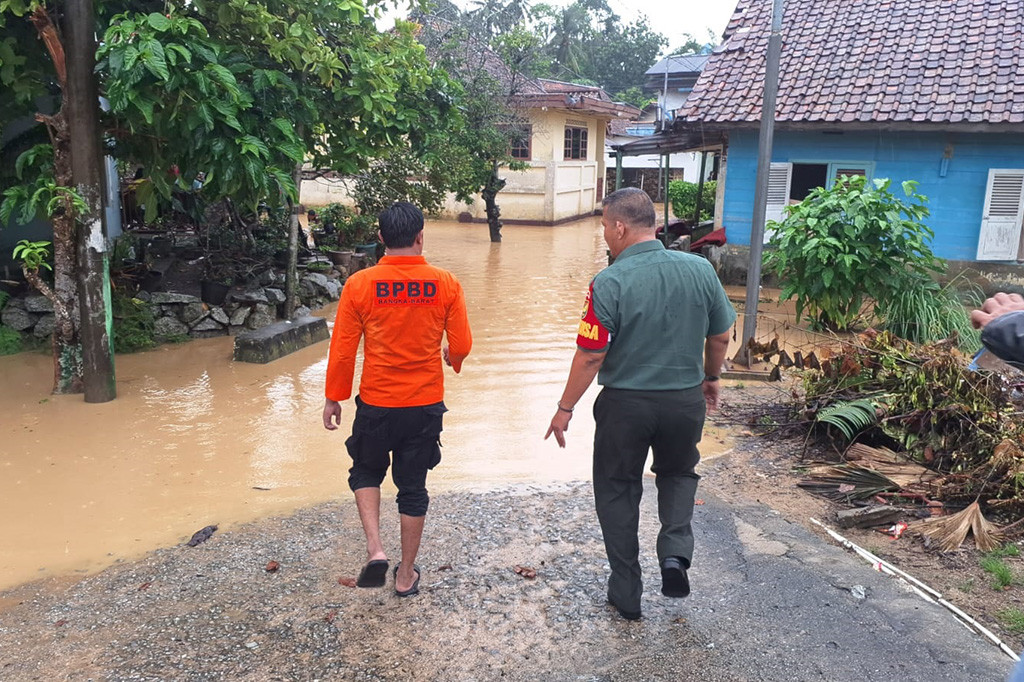 Kepala Badan Penanggulangan Bencana Daerah (BPBD) Provinsi Bangka Belitung (Babel) Mikron Antariksa mengatakan, jalan dan pemukiman warga terendam air dikarenakan luapan air sungai.