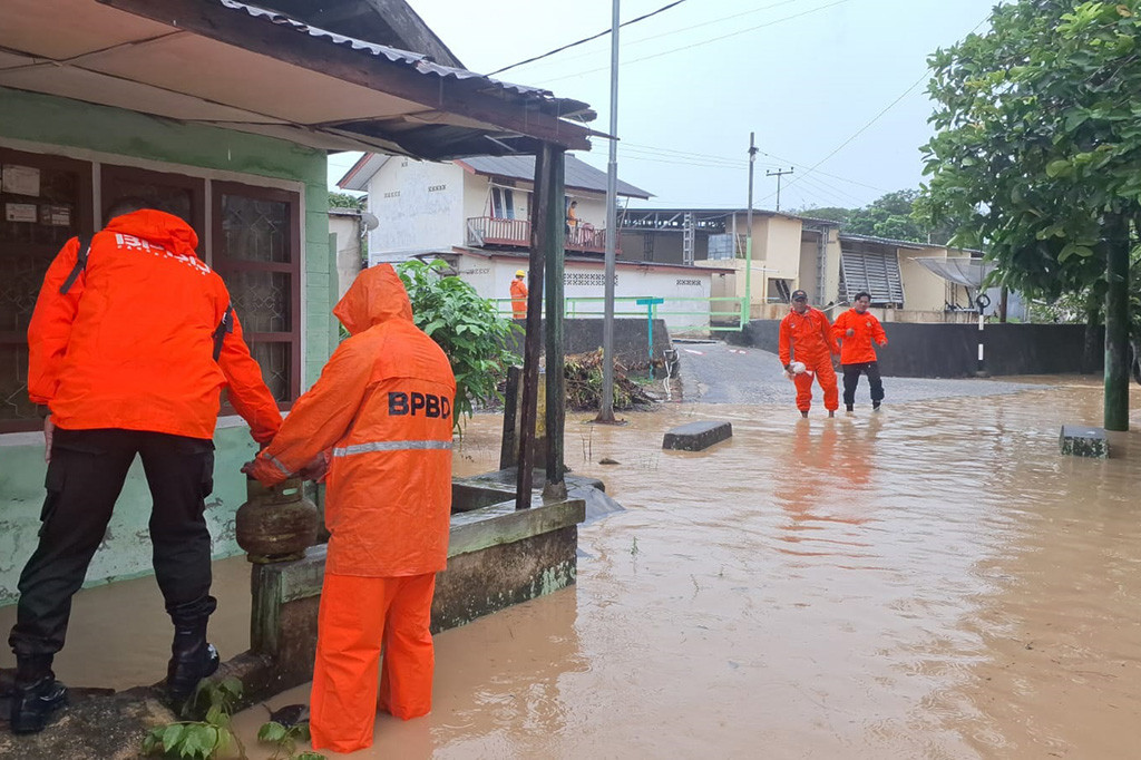 Dari informasi yang di dapat BPBD Provinsi, genangan air setinggi lutut orang dewasa itu, terjadi di kampung Ulu, Kelurahan Tanjung, dan kampung. Culong. Kelurahan Sungai daeng.