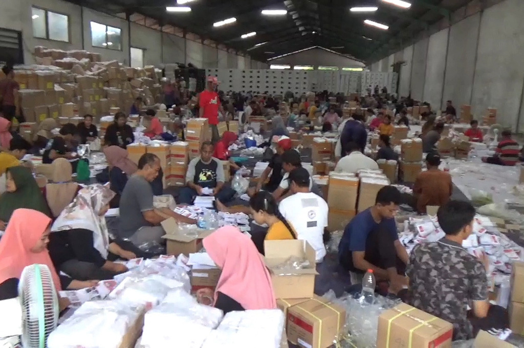 Sekitar tiga ribu lembar surat suara ditemukan rusak saat proses pensortiran oleh pekerja Komisi Pemilihan Umum (KPU) Sidoarjo.