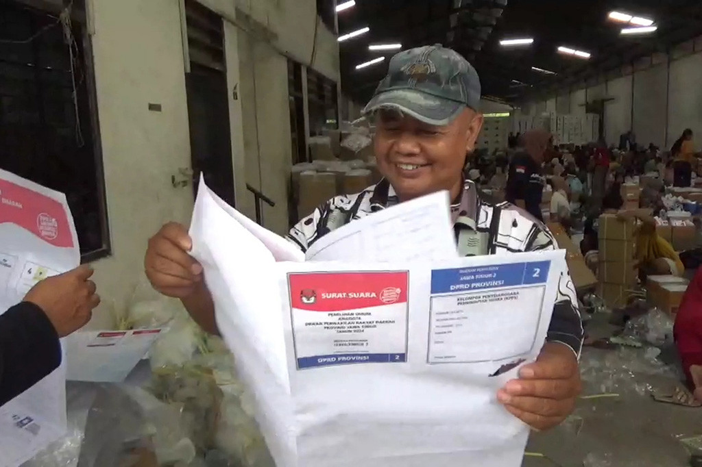 Menyusul hal tersebut, kata Iskak, pihaknya akan melakukan komunikasi dan koordinasi dengan KPU pusat untuk mengganti surat suara yang rusak tersebut.