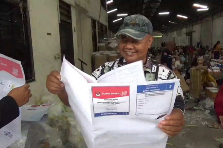 Menyusul hal tersebut, kata Iskak, pihaknya akan melakukan komunikasi dan koordinasi dengan KPU pusat untuk mengganti surat suara yang rusak tersebut.