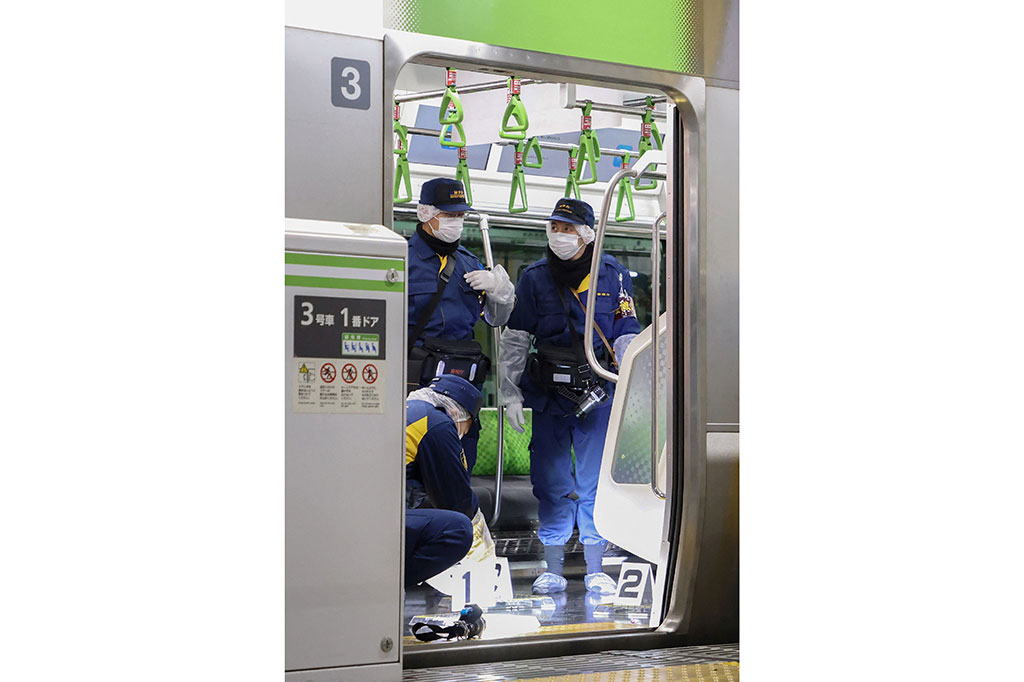 Petugas melakukan penyelidikan setelah dilaporkan terjadinya insiden penikaman yang melukai beberapa penumpang kereta, di Stasiun JR Akihabara, Tokyo, Kamis, 4 Januari 2024.