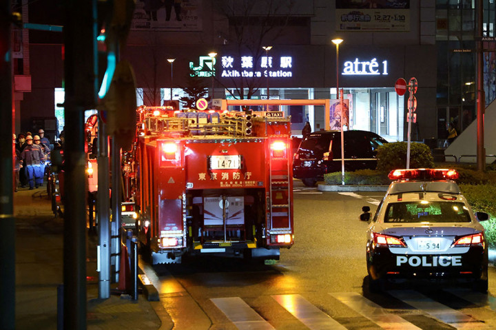 Tiga pria terluka dalam insiden penikaman dan dibawa ke rumah sakit setelah seorang wanita menghunus pisau di kereta di Stasiun Akihabara di Tokyo, Rabu, 3 Januari 2024.